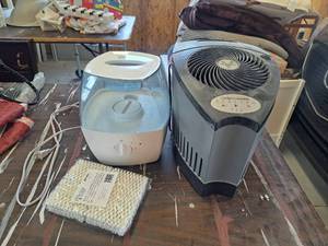 lot 4465 image: 2 humidifiers