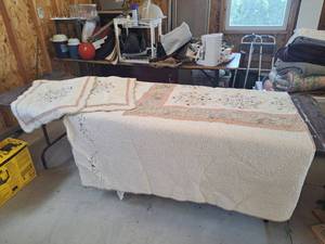 lot 4469 image: Bed spread and 2 pillow cases