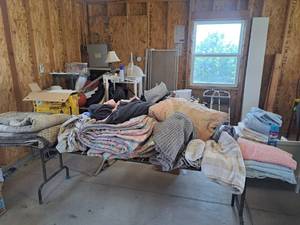 lot 4470 image: blankets, sheets and a couple towels