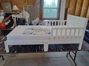 lot 4472 image: Toddler bed