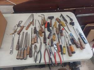 lot 4513 image: Assorted Tools - Screwdrivers, Pliers and Files