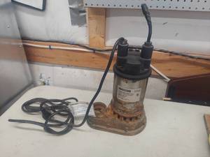 lot 4515 image: Submersible Sump Pump