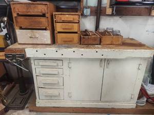 lot 4530 image: Workbench with Vise