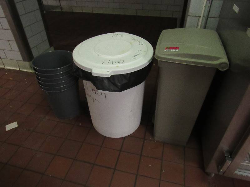 lot 1207 image: Lot Of Trashcans
