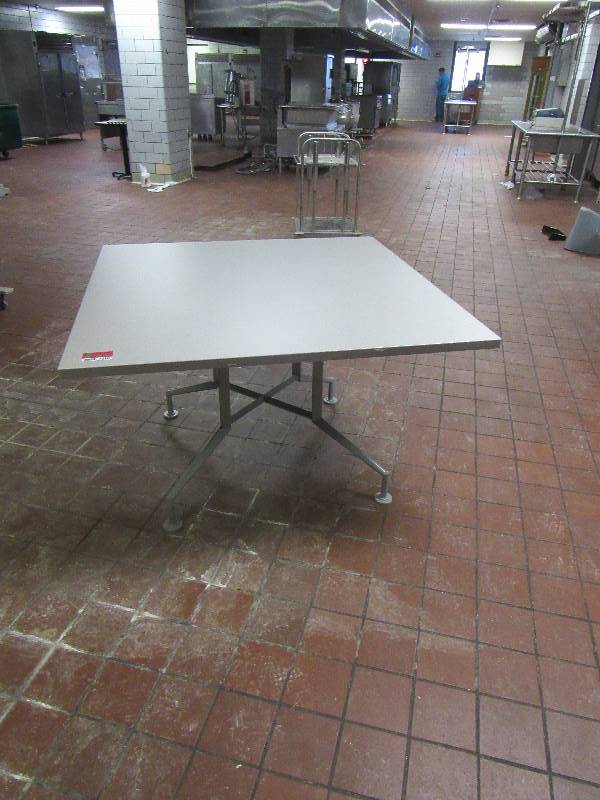 lot 1210 image: Table