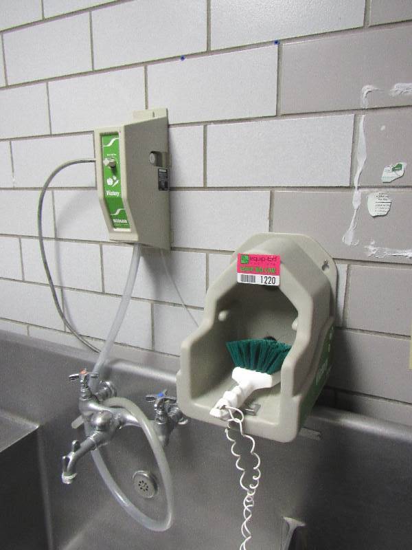 lot 1220 image: Soap Dispenser and Scrub Brush