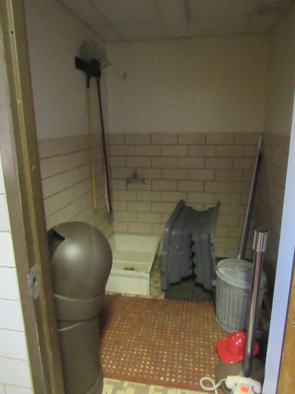 lot 1248 image: Contents in Janitors Closet