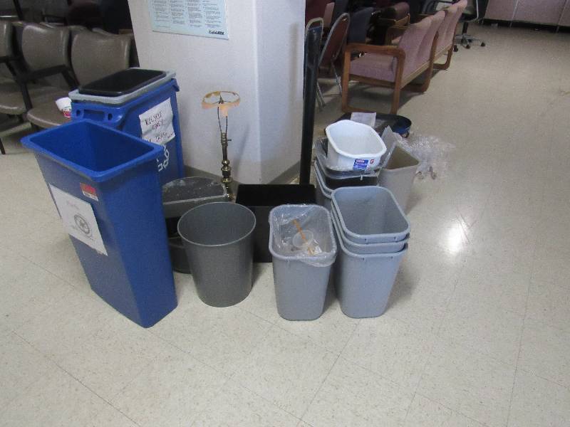 lot 1343 image: Lot of Trash Cans, Lamp, Step Stool