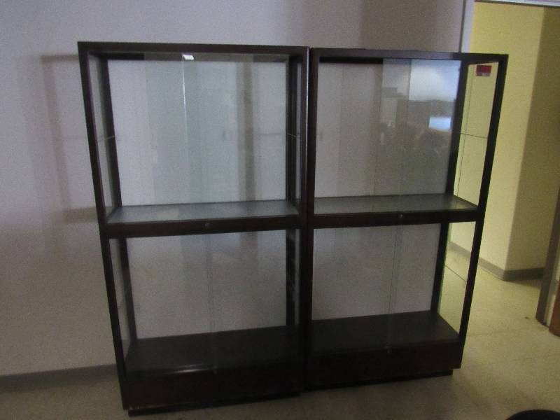 lot 1349 image: 2 Brown Display Cases