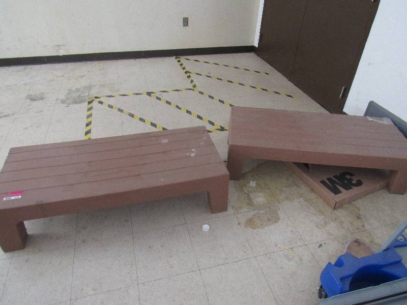 lot 1376 image: 2 Plastic Dunnage Racks