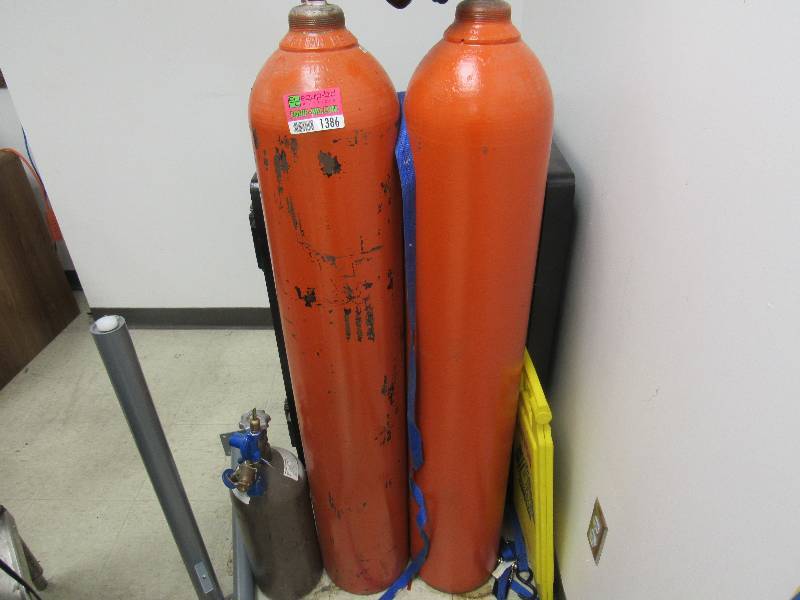 lot 1386 image: 2 Large and 1 Small Helium Tanks