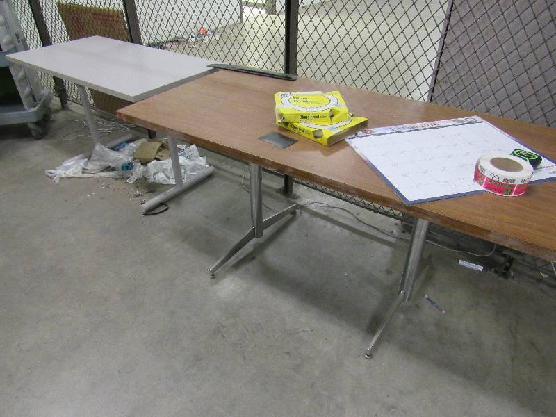 lot 1542 image: Contents inside Cage