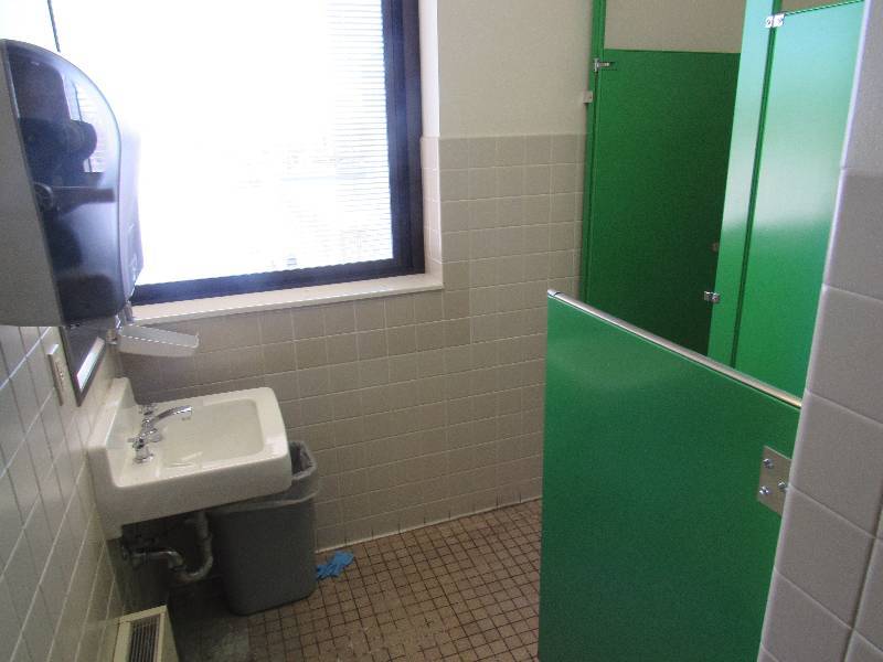 lot 1660 image: Contents Of Mens And Womens Bathrooms