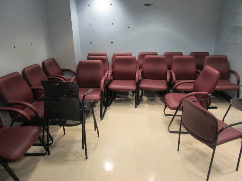 lot 1686 image: Lot Of Waiting Room Chairs