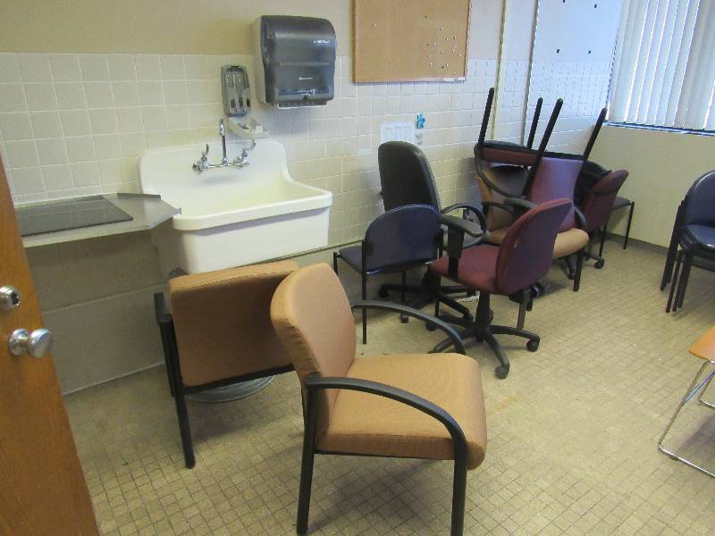 lot 1705 image: Contents Of Large Patient Room