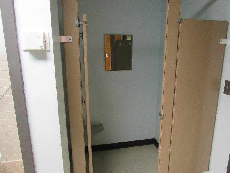 lot 1720 image: Contents of Dressing Room  Partitions
