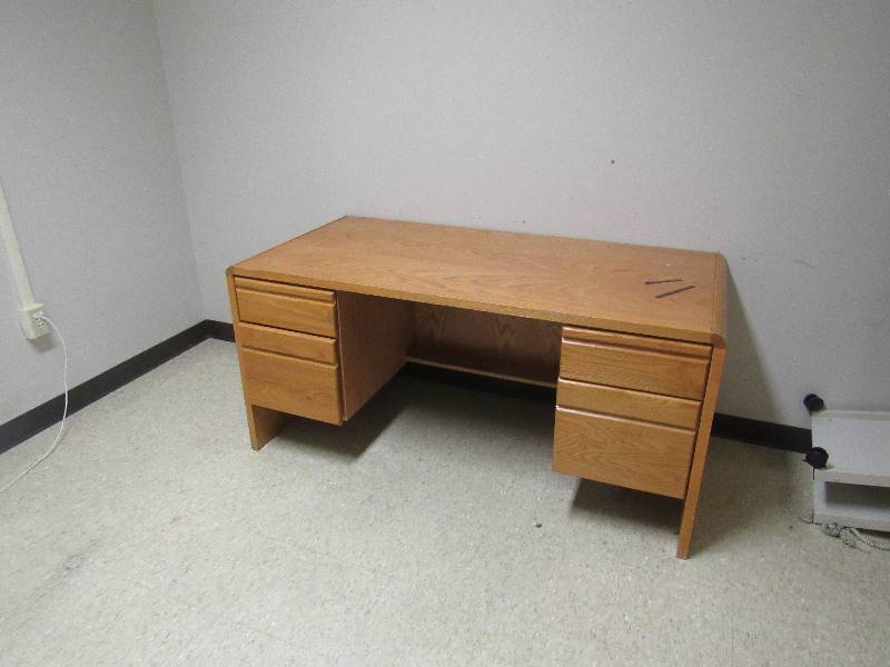 lot 1723 image: Contents Of Large Room In Xray Area