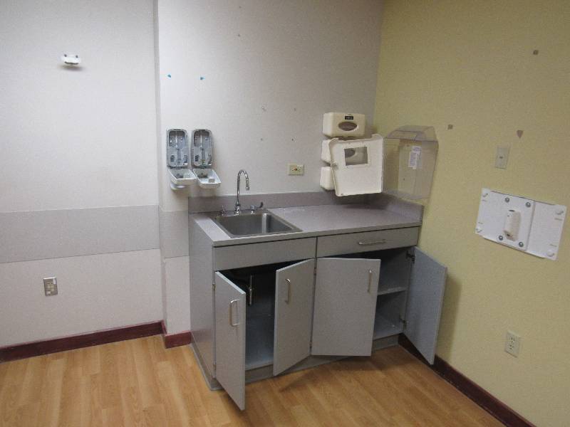 lot 1915 image: Contents of Exam Room 1,2, Linen Closet & Nursery  Scrub Area