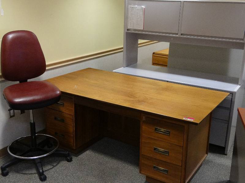 lot 1620 image: Lot of Desks, Round Table, and Chair