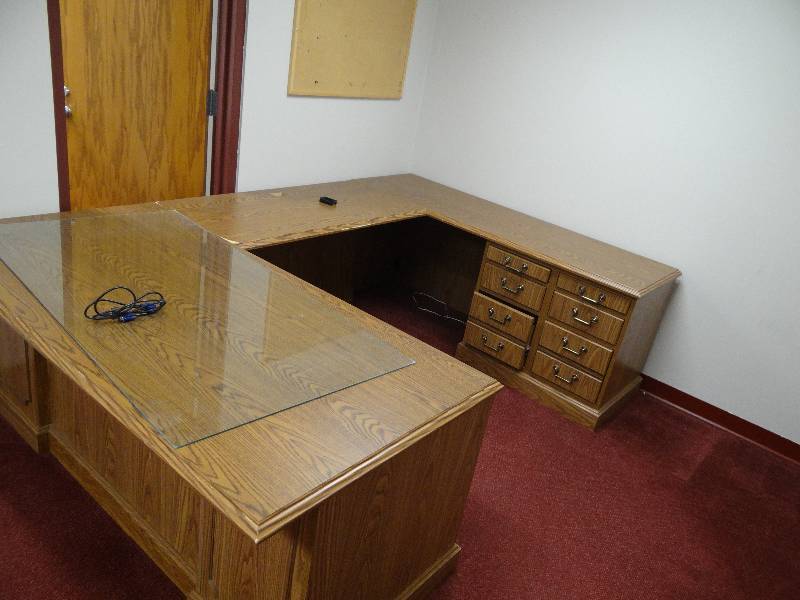 lot 1625 image: Content of 2 Rooms 2 Desks