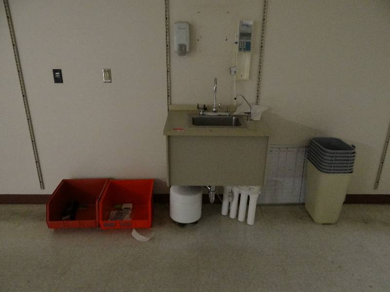 lot 1743 image: Vanity and Sink