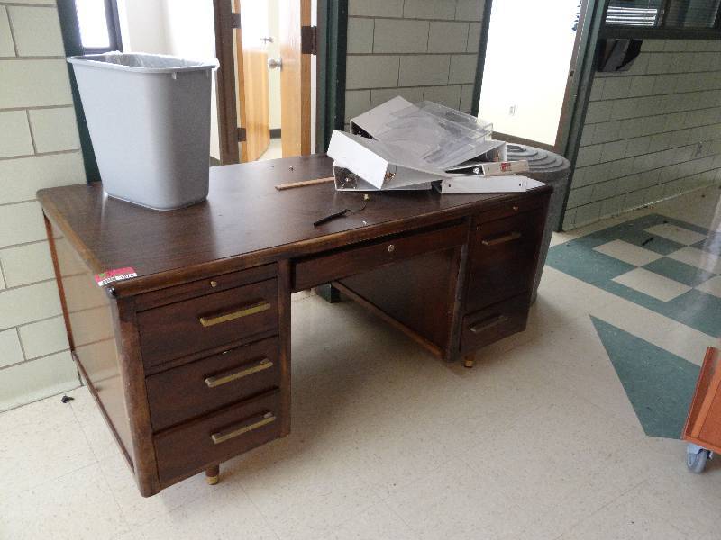 lot 1870 image: Lot Of Office Furniture In Hallway