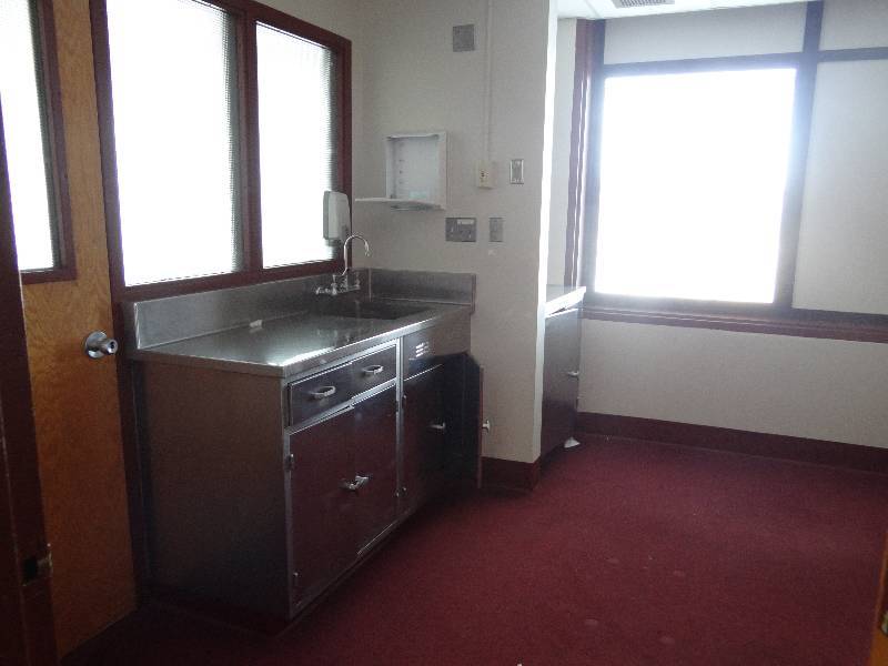 lot 2001 image: Content of 3 Rooms and 5 Doors