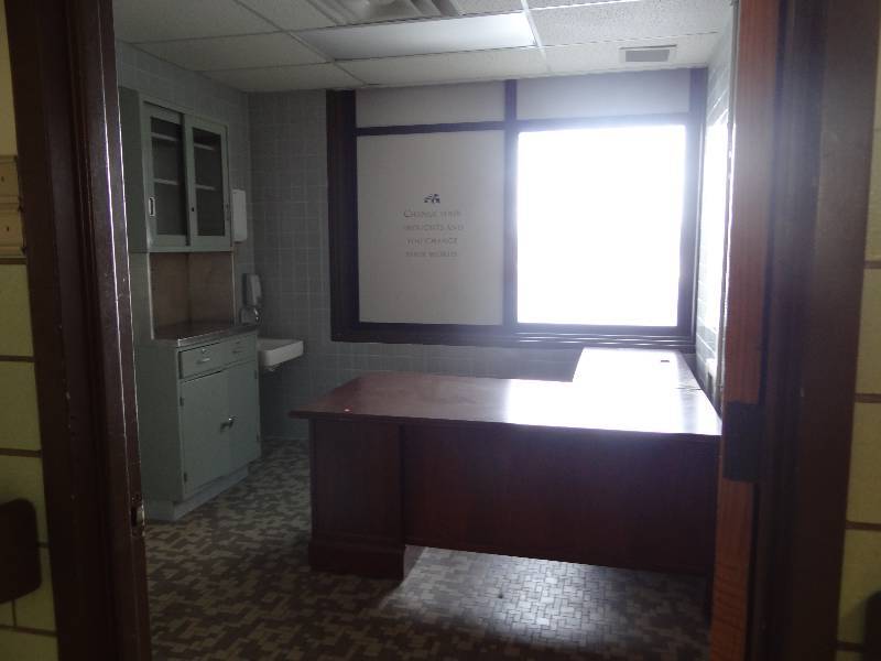 lot 2005 image: Content of 2 Rooms and Doors
