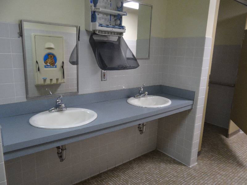 lot 2041 image: Content of 2 Bathrooms and Water Fountain