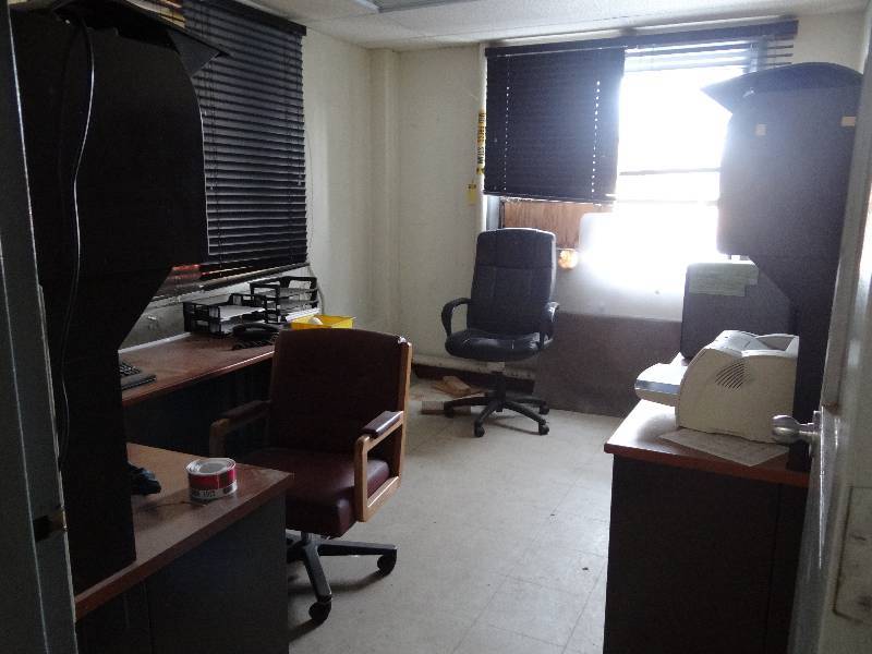lot 1021 image: Content of Room