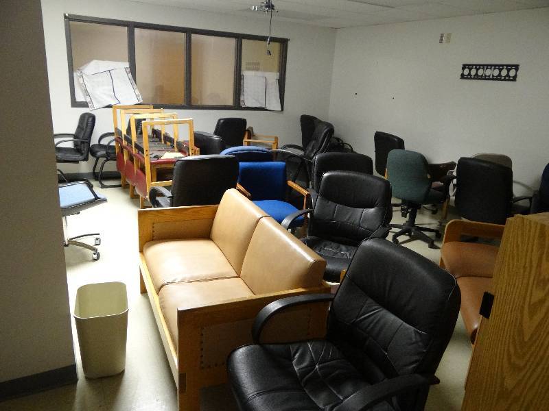 lot 1423 image: Large Lot Of Office Furniture