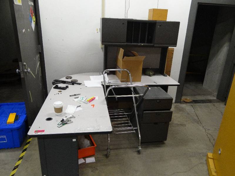 lot 1527 image: L Shaped Office Desk With Metal Cart
