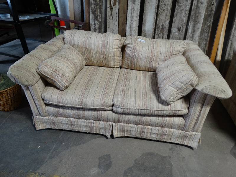 lot 102 image: Stratford Loveseat - matches Lot #103.