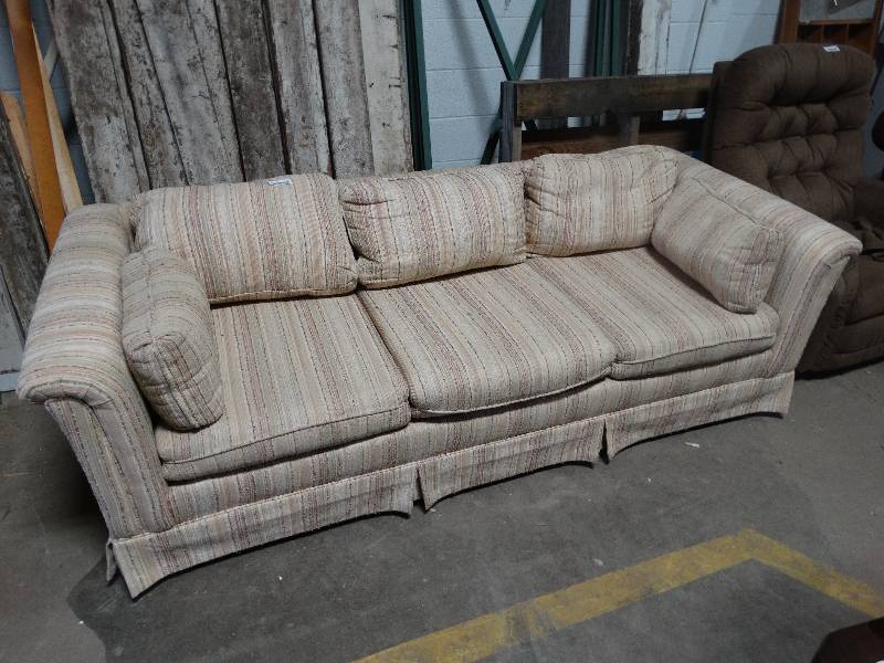 lot 103 image: Stratford Couch - Matches Lot # 102.