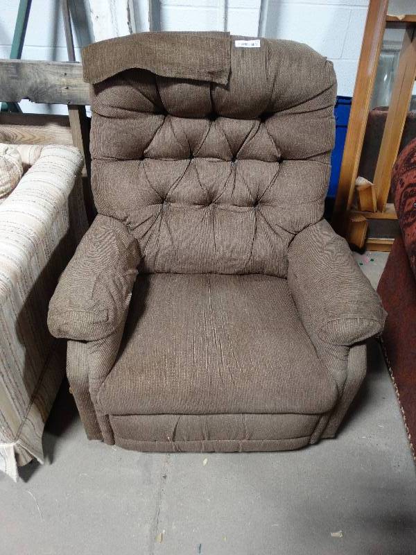 lot 104 image: Brown La-Z-Boy RockerRecliner.