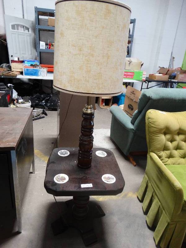 lot 113 image: Wood end table wbuilt in lamp & inset coasters.