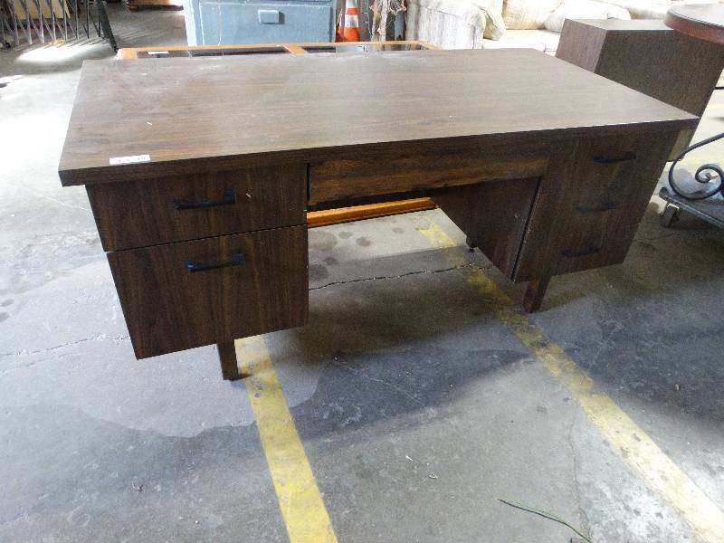 lot 117 image: Vintage office desk wwood look laminate & 6 drawers.