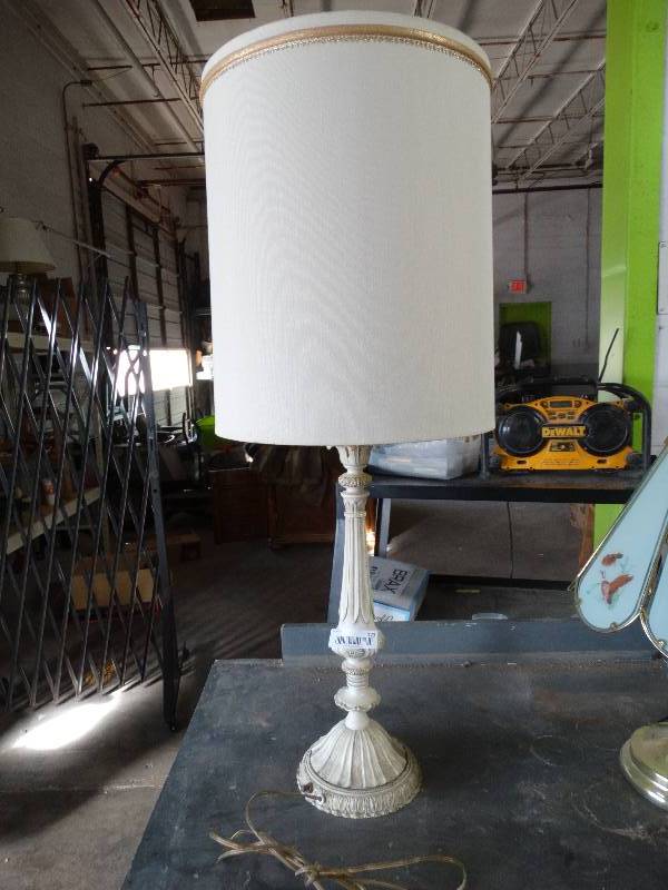 lot 123 image: Vintage Lamp wGlass Globe & Shade.