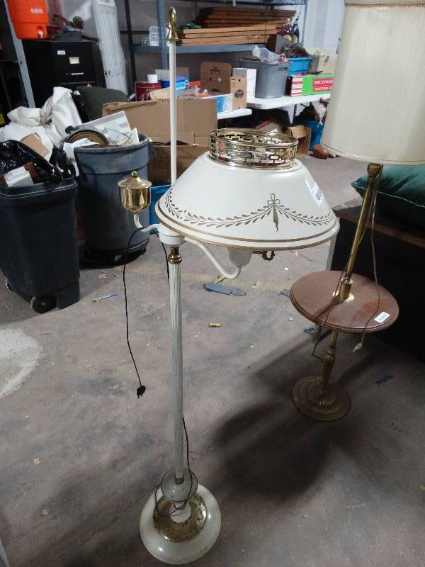 lot 126 image: Vintage Metal Floor Lamp.