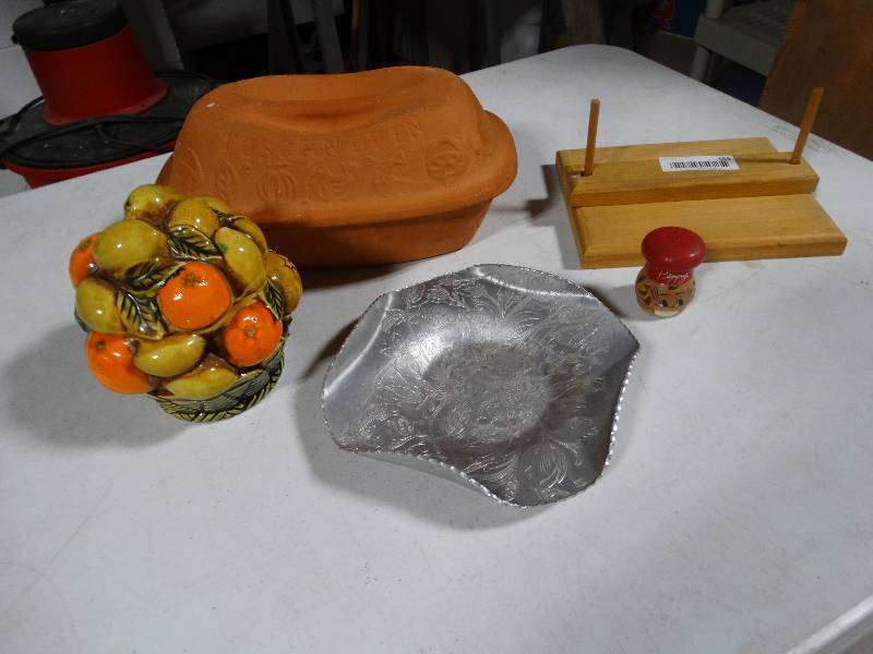 lot 153 image: Lot of Kitchenware & Decor.