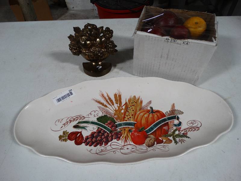 lot 164 image: Large Fall Serving Platter & KItchen Decor.
