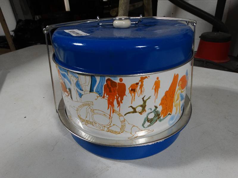 lot 173 image: Vintage Metal DessertCake Carrier.