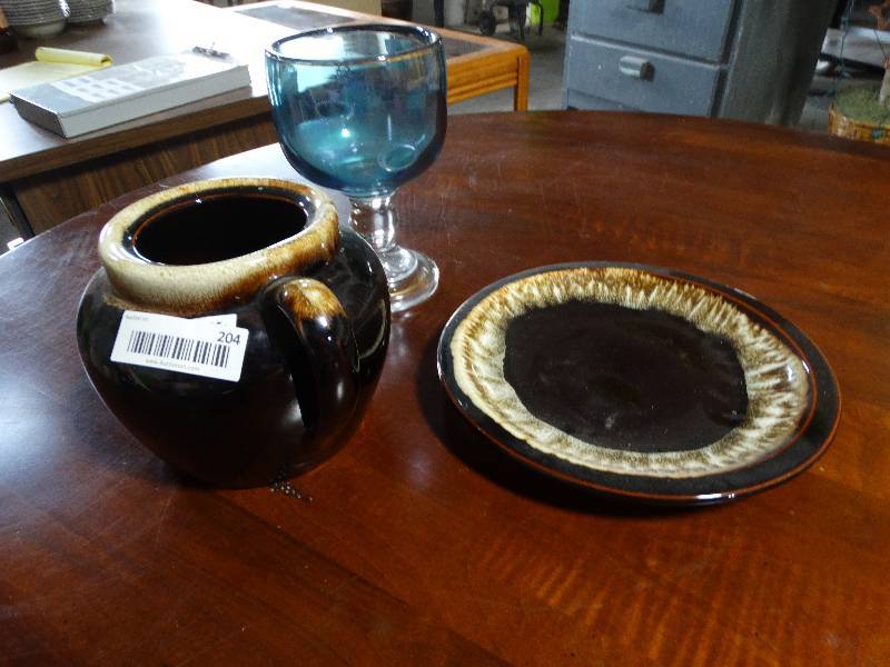 lot 204 image: 2 pcs. of Vintage Dripware & Large Fish Bowl Mug.