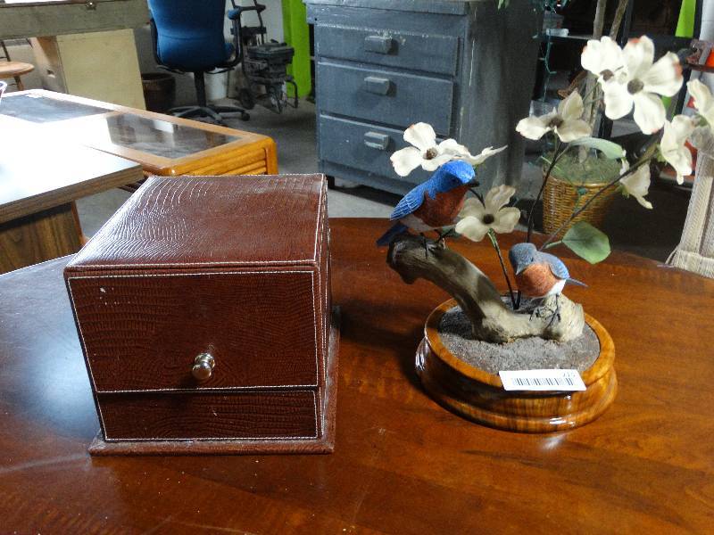 lot 215 image: Birds on Wood Decor & CDDVD Storage Box.