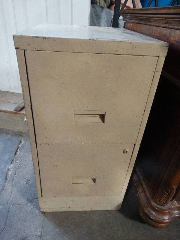 lot 220 image: 2 Drawer Metal File Cabinet.