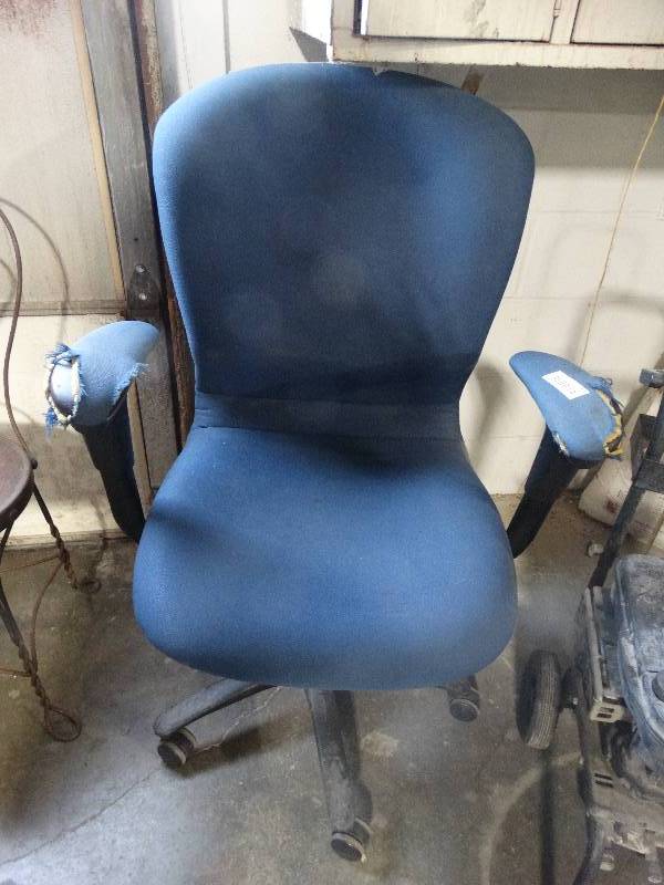 lot 221 image: Blue Office Chair on Casters.