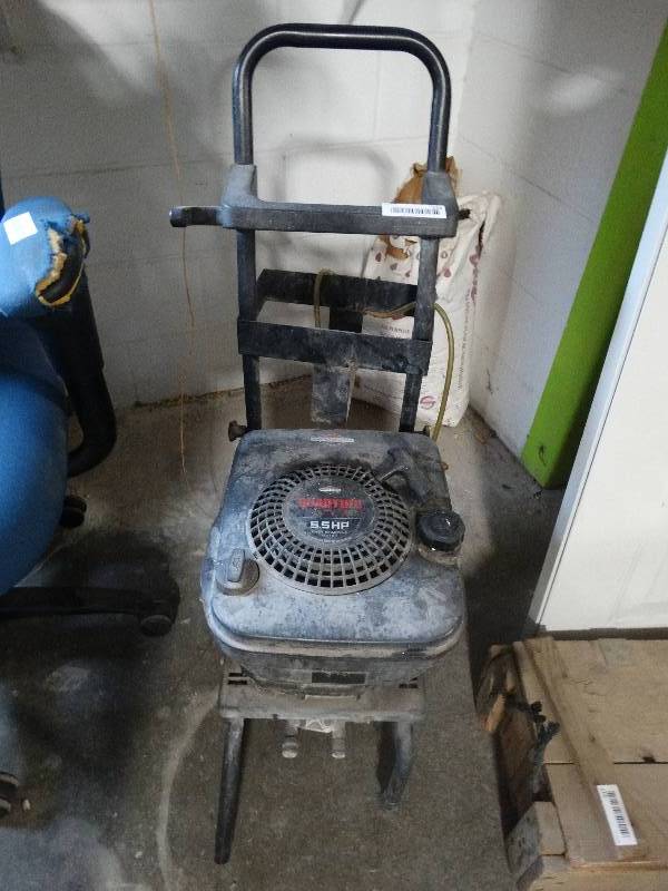 lot 222 image: Briggs & Stratton Sprayer Engine on Cart.