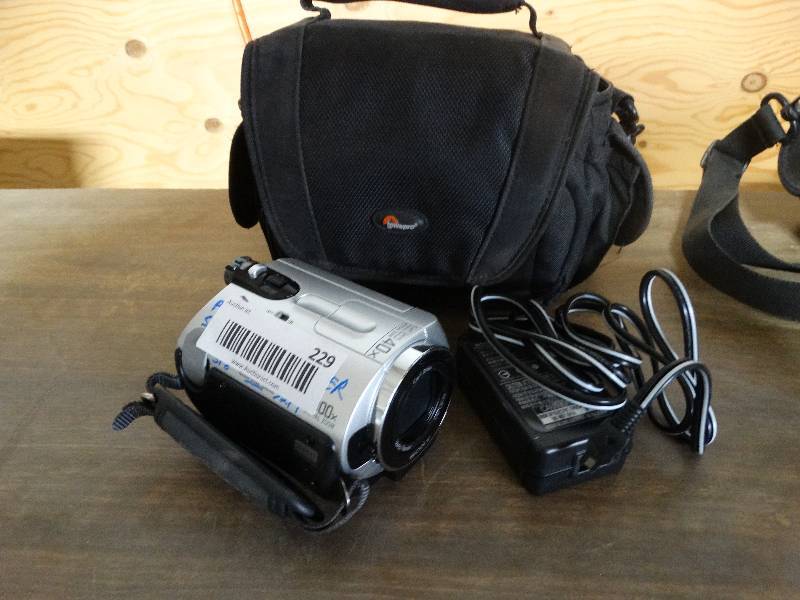 lot 229 image: Sony Handyman HDD Video Camera wCharger & Bag.