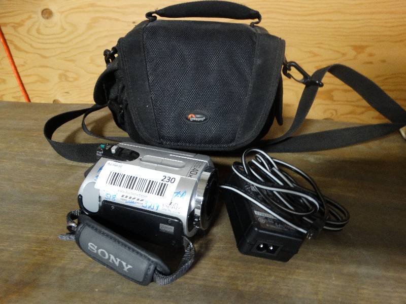 lot 230 image: Sony Handyman HDD Video Camera wCharger & Bag.