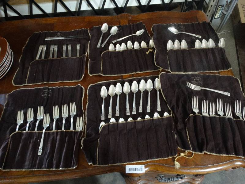 lot 253 image: 58 pc. Set of Community Silverware - in Tarnish Cloth Wraps.